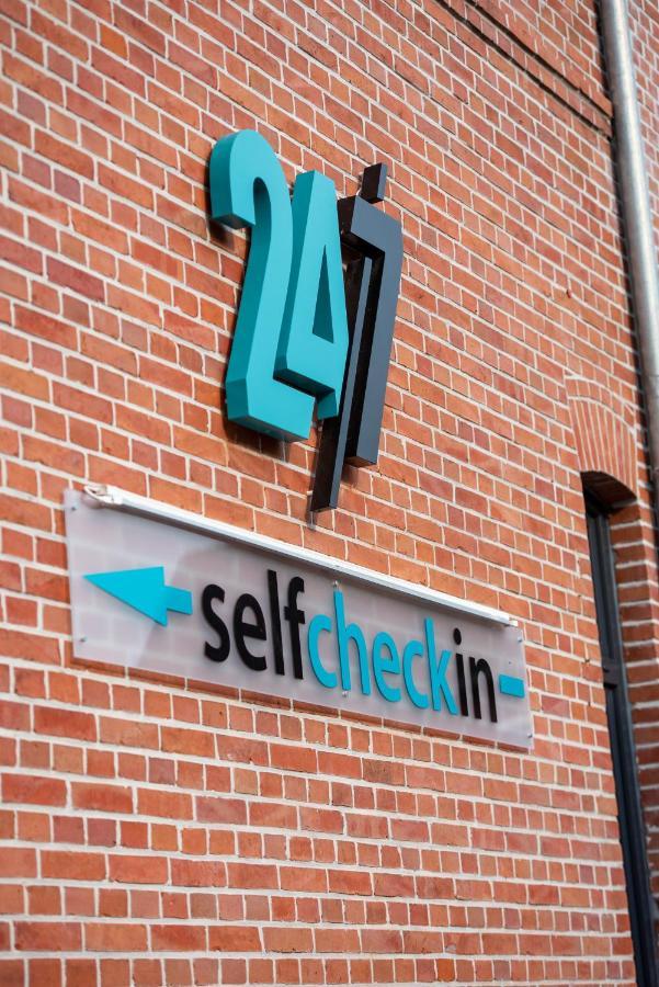 Hotel 24/7 Selfcheckin Leer Esterno foto
